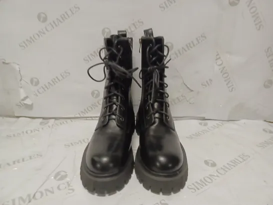 PAIR OF KOI DESIGNER VEGAN ANCHOR BLACK MILITARY LACE UP BOOTS - SIZE 6