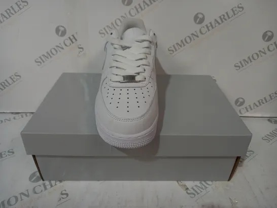 BOXED PAIR OF NIKE AIR FORCE 1 '07 SHOES IN WHITE UK SIZE 7