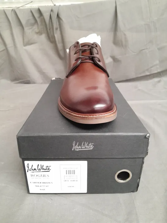 BOXED PAIR OF JOHN WHITE ROUGES SHOES SIZE 9