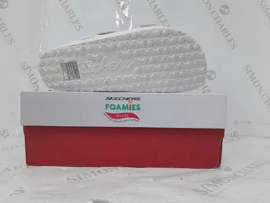 BOXED PAIR OF SKECHERS ARCH FIT FOAMIES SLIDE SANDALS IN WHITE SIZE 4