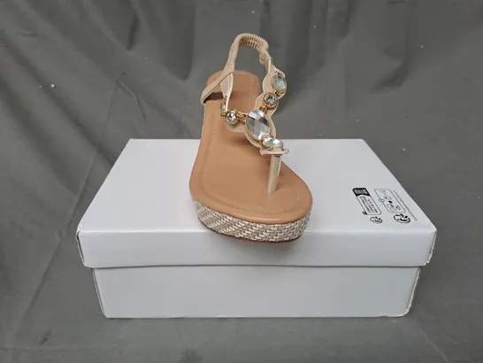 BOXED PAIR OF DESIGNER WEDGE TOE-POST SANDALS IN BEIGE W. JEWEL EFFECT EU SIZE 39