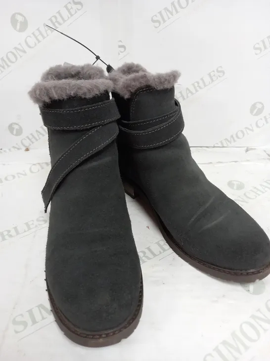 BOXED EMU AUSTRALIA GREY BOOTS - SIZE 5