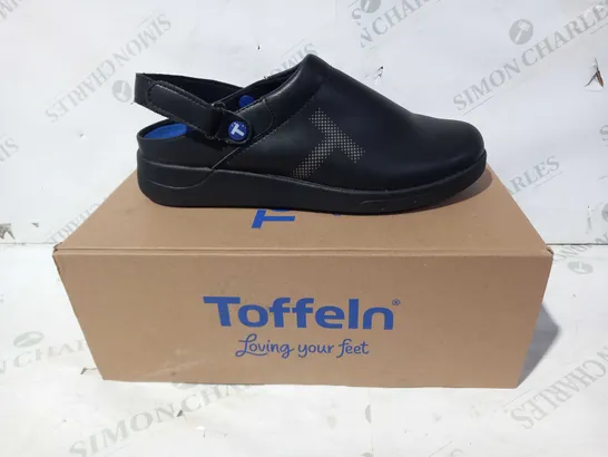 BOXED PAIR OF TOFFELN ULTRALITE CLOG SLIP ON SHOES IN BLACK UK SIZE 9