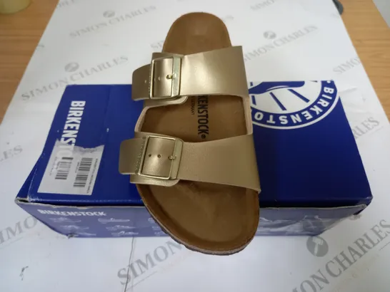 BOXED PAIR OF BIRKENSTOCK ARIZONA SANDALS SIZE 5.5