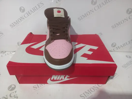 BOXED PAIR OF NIKE DUNK LOW SHOES IN PINK/BROWN UK SIZE 5.5