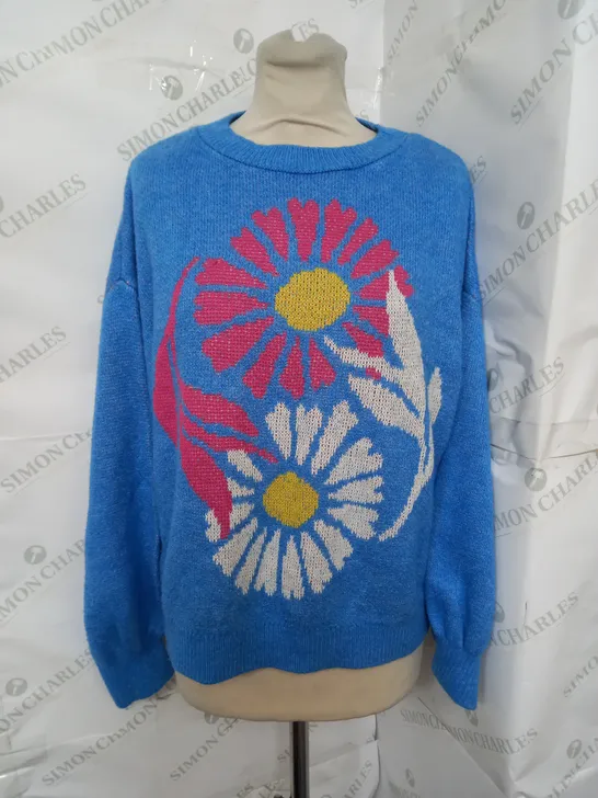 STRADIVARIUS KNITTED CREW NECK SWEATER IN BLUE FLORAL SIZE S