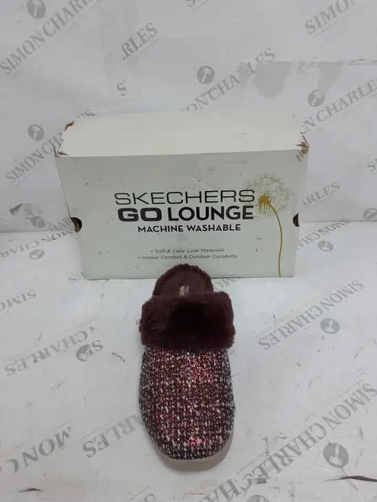 BOXED PAIR OF SKECHERS ARCH SLIPPERS BURGUNDY UK SIZE 6