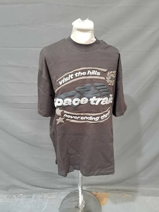 BROKEN PLANET SPACE TRAILS TSHIRT IN MOCHA BROWN SIZE M