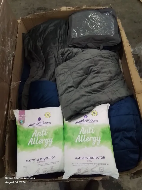 PALLET CONTAINING VARIOUS WEIGHTED BLANKETS PILLOWS MATTRESS PROTECTORS ETC. IN DIFFERENT COLOURS AND SIZES