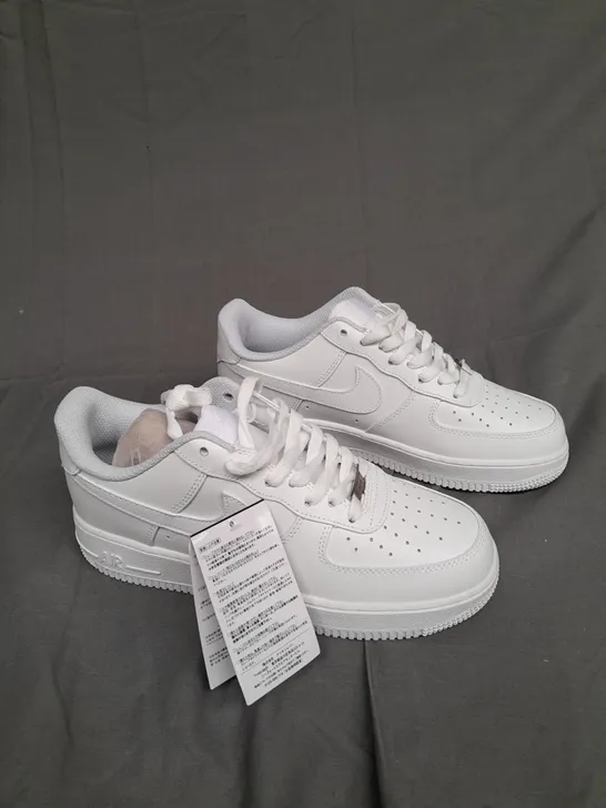 BOXED PAIR OF NIKE AIR FORCE 1 WHITE SIZE UK 7 