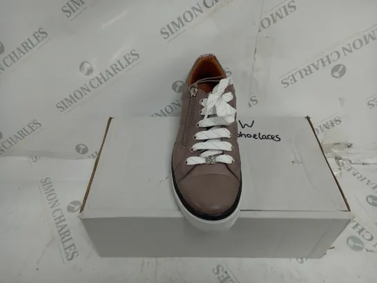 BOXED PAIR OF MODA IN PELLE BAYLEN TRAINERS IN TAUPE SIZE 7