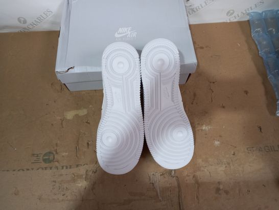 BOXED PAIR OF NIKE WHITE TRAINERS SIZE 8.5