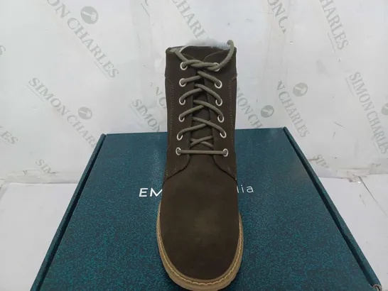 BOXED PAIR OF EMU EXPLORER BIRICET LACE UP WATERPROOF ANKLE BOOTS IN DARK OLIVE - MENS 8