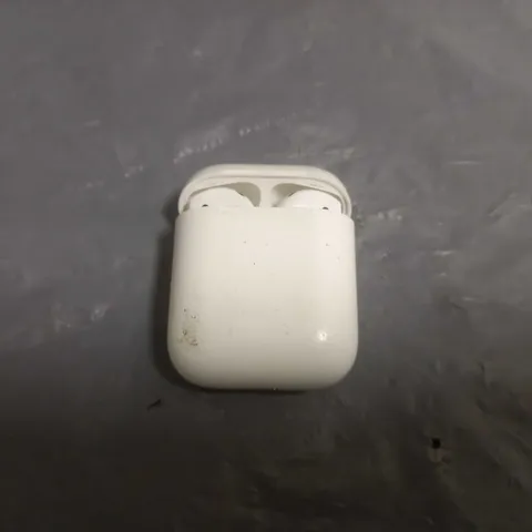 APPLE AIR PODS FIRST GEN IN WHITE 