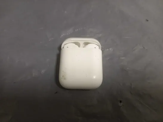 APPLE AIR PODS FIRST GEN IN WHITE 