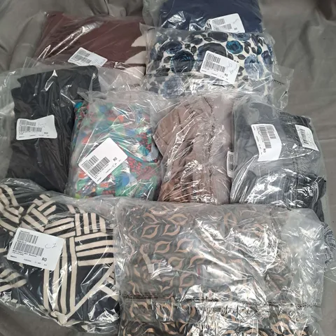 BOX OF APPROX 20 ASSORTED CLOTHING ITEMS TO INCLUDE - CARDIGAN, JUMPER, DRESS ETC