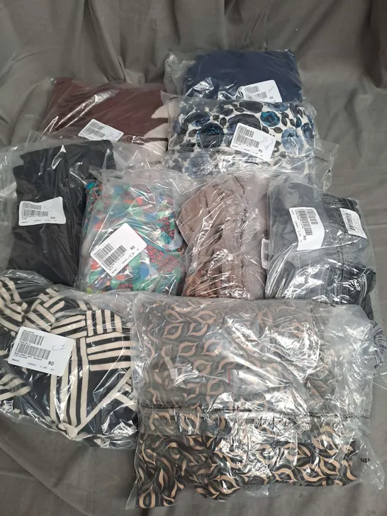 BOX OF APPROX 20 ASSORTED CLOTHING ITEMS TO INCLUDE - CARDIGAN, JUMPER, DRESS ETC