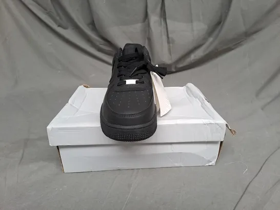 BOXED PAIR OF NIKE AIR FORCE 1 TRAINERS IN BLACK SIZE 9