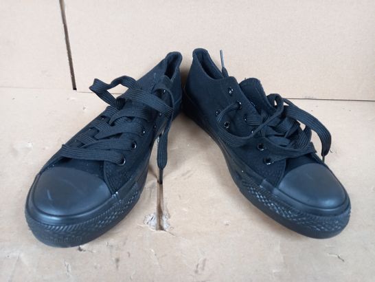 BOXED PAIR OF DESIGNER SHOES IN BLACK SIZE EU 38