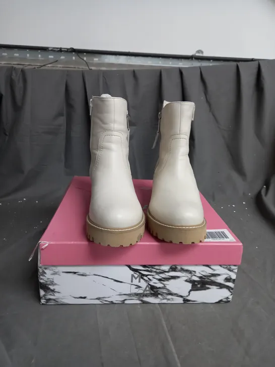 BOXED PAIR OF MODA IN PELLE ZIPSTER LEATHER BOOTS IN OFF WHITE SIZE 5