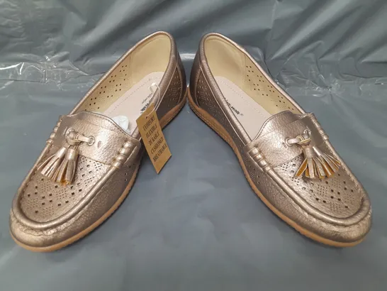 BOXED PAIR OF CUSHION-WALK SHOES IN METALLIC POLISHED COPPER COLOUR EU SIZE 39