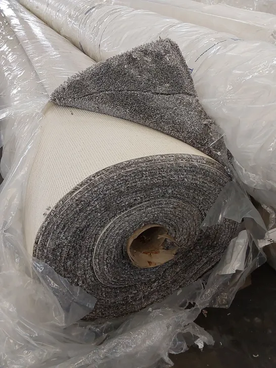 ROLL OF QUALITY SUBLIME CARPET // SIZE: APPROX. 4 X 20m