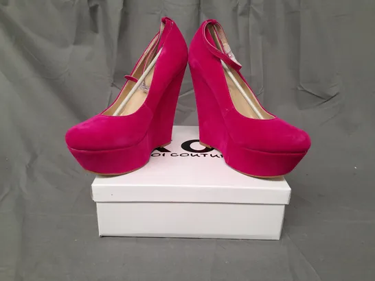 BOXED PAIR OF KOI COUTURE HR5 PLATFORM HIGH WEDGE FAUX SUEDE SHOES IN FUCHSIA SIZE 8