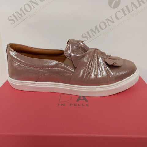 BOXED PAIR OF MODA IN PELLE SLIP ON SHOES - METALLIC PINK SIZE 39EU