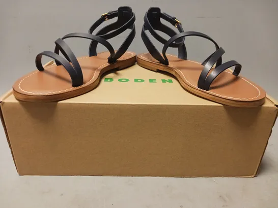 BOXED PAIR OF BODEN OPEN TOE STRAPPY SANDALS IN DARK PURPLE EU SIZE 37