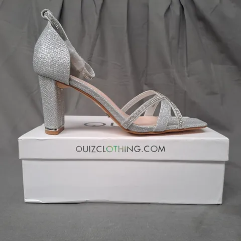 BOXED PAIR OF QUIZ OPEN TOE BLOCK HEEL SANDALS IN METAALIC SILVER W. GLITTER EFFECT SIZE 8