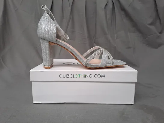 BOXED PAIR OF QUIZ OPEN TOE BLOCK HEEL SANDALS IN METAALIC SILVER W. GLITTER EFFECT SIZE 8