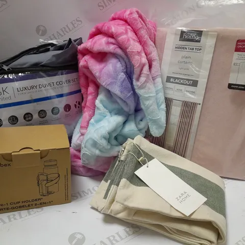 LOT OF APPROX 6 ASSORTED HOUSEHOLD ITEMS TO INCLUDE PINK PLAIN CURTAINS, CUP HOLDER, DUVET COVER SET, ETC