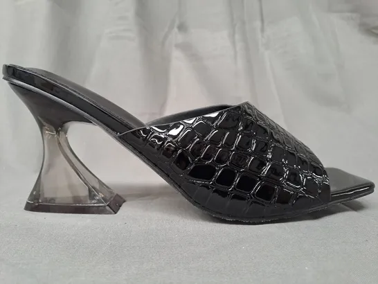 BOXED PAIR OF DESIGNER OPEN TOE HEELED SANDALS IN BLACK EU SIZE 41