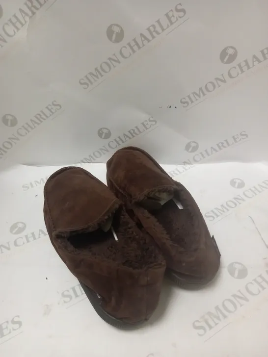 BROWN FURRY SLIPPERS SIZE SMALL