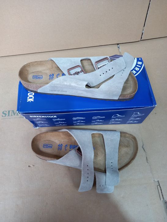 PAIR OF ARIZONA BIRKENSTOCKS IN TAUPE, EU SIZE 40 260 L9 M7