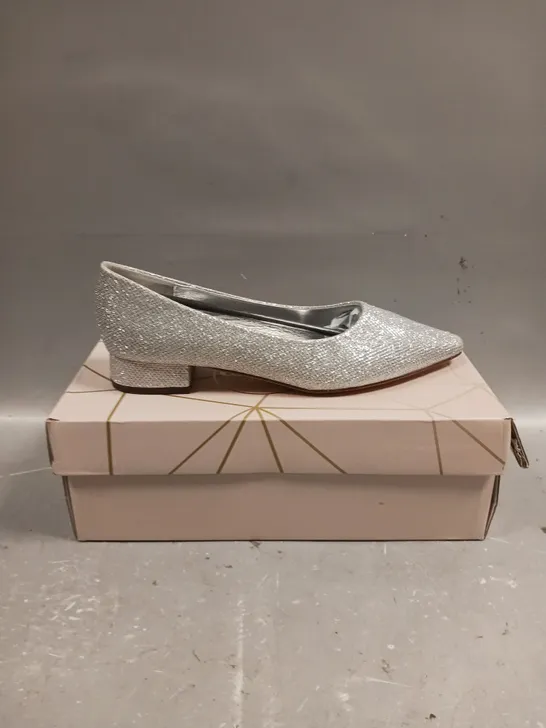 BOXED ESSEX GLAM SILVER GLITTER SLIP ON SHOES - SIZE 4