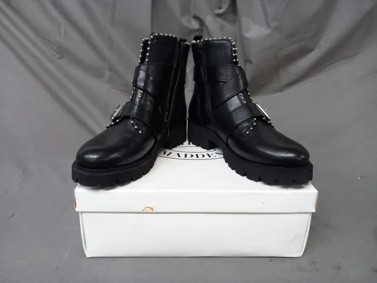 BOXED PAIR OF STEVE MADDEN HOOFY LEATHER ANKLE BOOTS IN BLACK EU SIZE 36