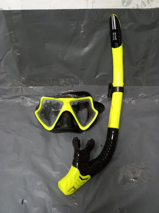 GUL SNORKEL AND GOGGLES SET IN YELLOW/BLACK 