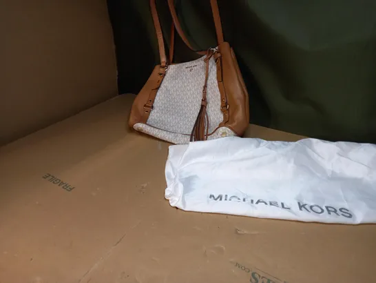 MICHAEL KORS STRAPPED BAG IN WHITE AND BROWN