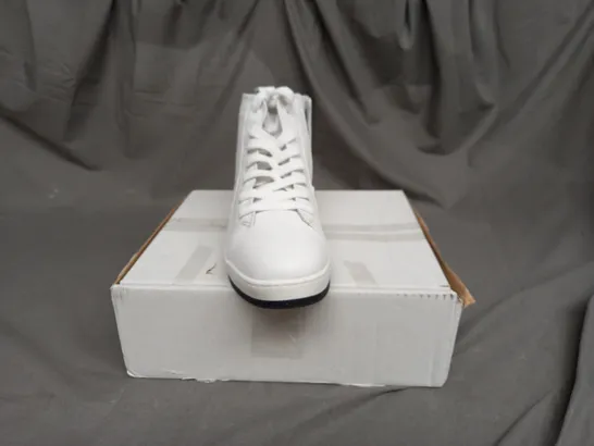 ADESSO LEATHER HIGH TOP TRAINER IN WHITE SIZE 7