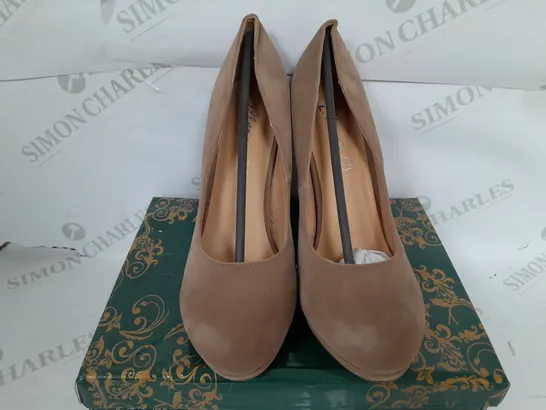 BOXED PAIR OF CLARAS CLOSED TOE THIN BLOCK HEELS IN CAMEL - SIZE 40