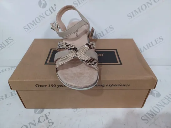 BOXED PAIR OF CUSHION-WALK FAUX SNAKESKIN SANDALS IN NATURAL SIZE 4