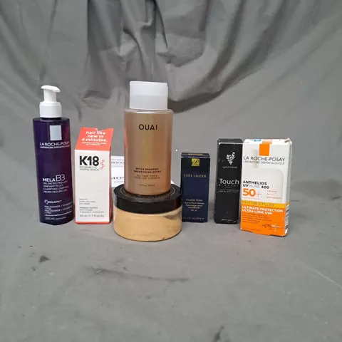 APPROXIMATELY 20 ASSORTED COSMETIC PRODUCTS TO INCLUDE YOUNIQUE FOUNDATION, ESTEE LAUDER FOUNDATION AND OUAI SHAMPOO ETC. 