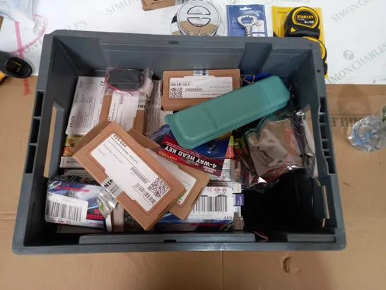 BOX OF APPROX 30 ASSORTED ITEMS TO INCLUDE - STANLEY TAPE MEASURES, KEY FOBS, BOTTLE OPENERS ETC