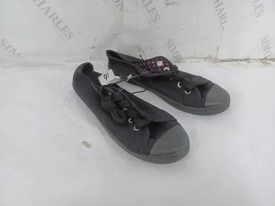 APPROXIMATELY 15 PAIRS OF BAGGED GEORGE LOVE YOUR SHOES BLACK PUMPS IN VARIOUS SIZES 