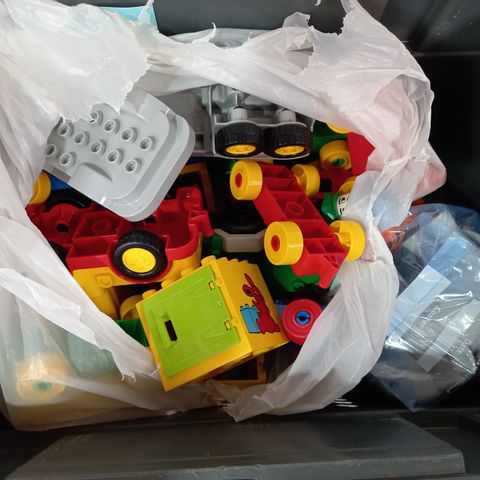 BOX OF A LARGE QUANTITY OF ASSORTED DUPLO PIECES