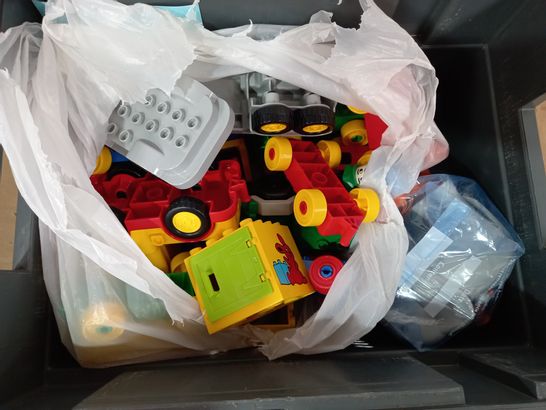 BOX OF A LARGE QUANTITY OF ASSORTED DUPLO PIECES