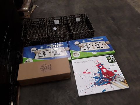 PALLET OF ASSORTED ITEMS TO INCLUDE: WOVEN BASKETS, TABLETOP FOOSBALL GAME, XMAS TREE 
