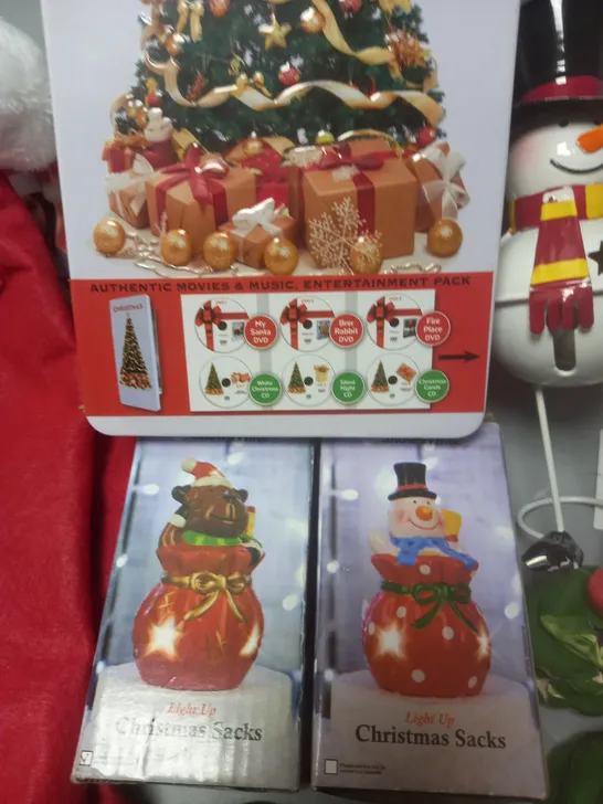 LOT OF ASSORTED SEASONAL ITEMS TO INCLUDE SEALED MEDIA PACK, LIGHT UP SACKS AND XMAS SACKS 