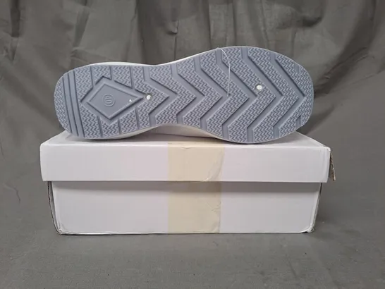 BOXED PAIR OF DESIGNER KNIT MESH SHOES IN WHITE EU SIZE 40